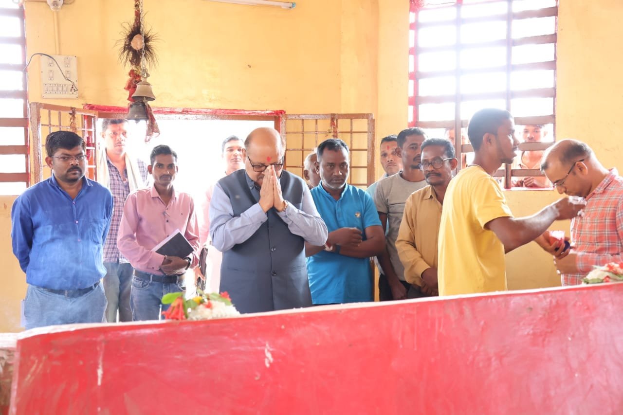 CG : कलेक्टर ने ऐतिहासिक कोदई माता मंदिर में की पूजा-अर्चना
