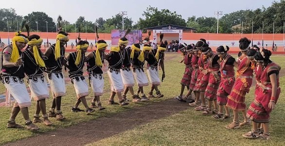 CG : पुलिस खेल समारोह में छा गया रिखी के समूह का करमा नृत्य