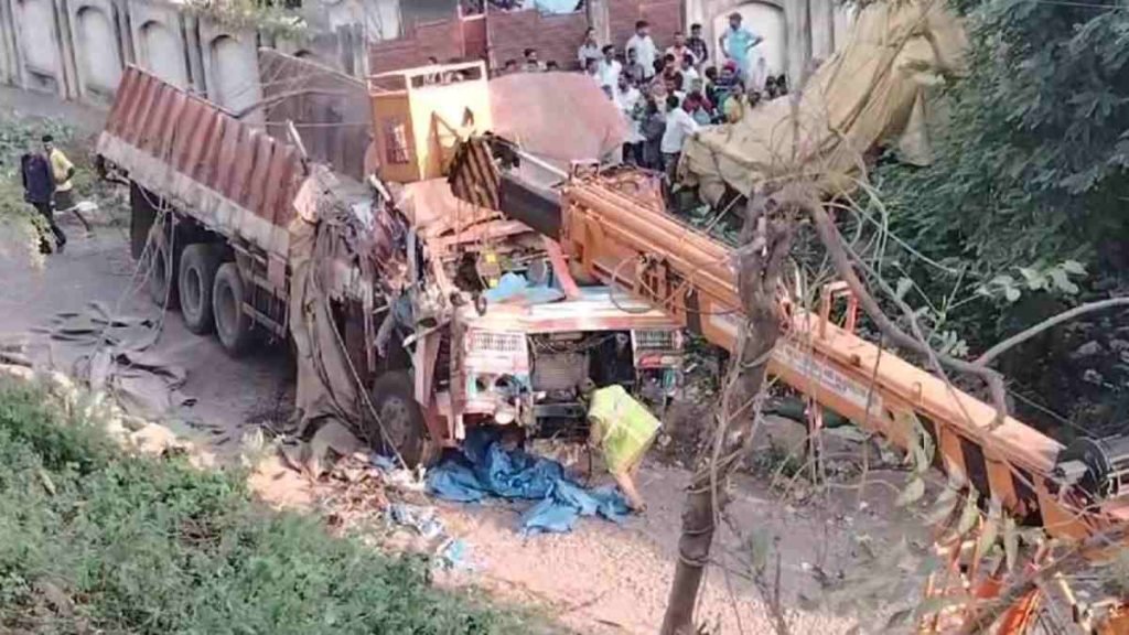 CG : दुर्ग में बड़ा हादसा ,फ्लाईओवर से 30 फीट नीचे गिरा ट्रक, चालक की मौत, दो गंभीर…