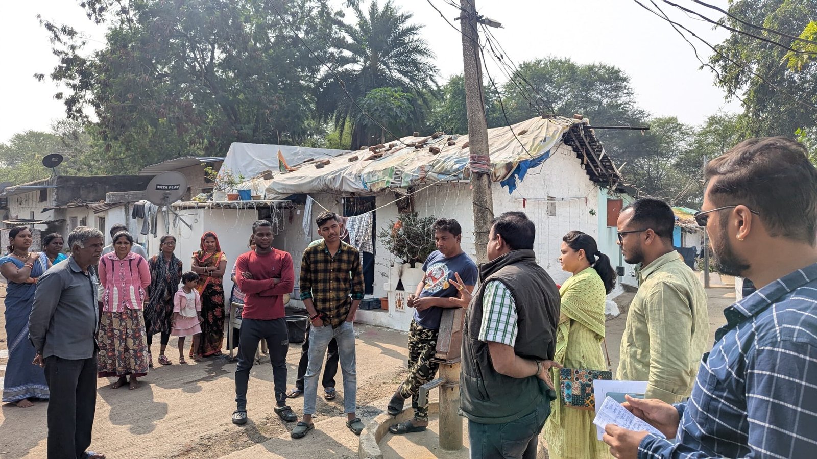 राजनांदगांव : गौरव पथ स्थित जोगी नगर झुग्गी बस्ती में अवैध रूप से निवासरत परिवारों को आवास का सपना सकार करने निगम की टीम ने दी समझाईस