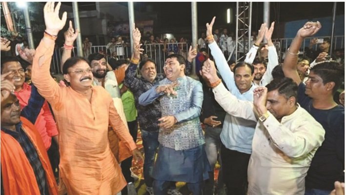 20250225112052_sangeet sandhya per jhume bhakt