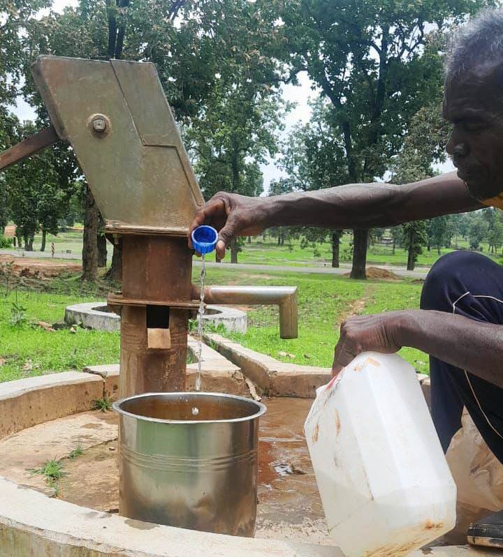 CG : ग्राम राँपा में हैंडपंप के जल स्रोत में क्लोरीनेशन से ग्रामीणों को मिला स्वच्छ जल का तोहफ़ा