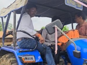 नायब तहसीलदार को ट्रैक्टर से कुचलने का प्रयासअपनी जान ऐसे बचाई जानिए