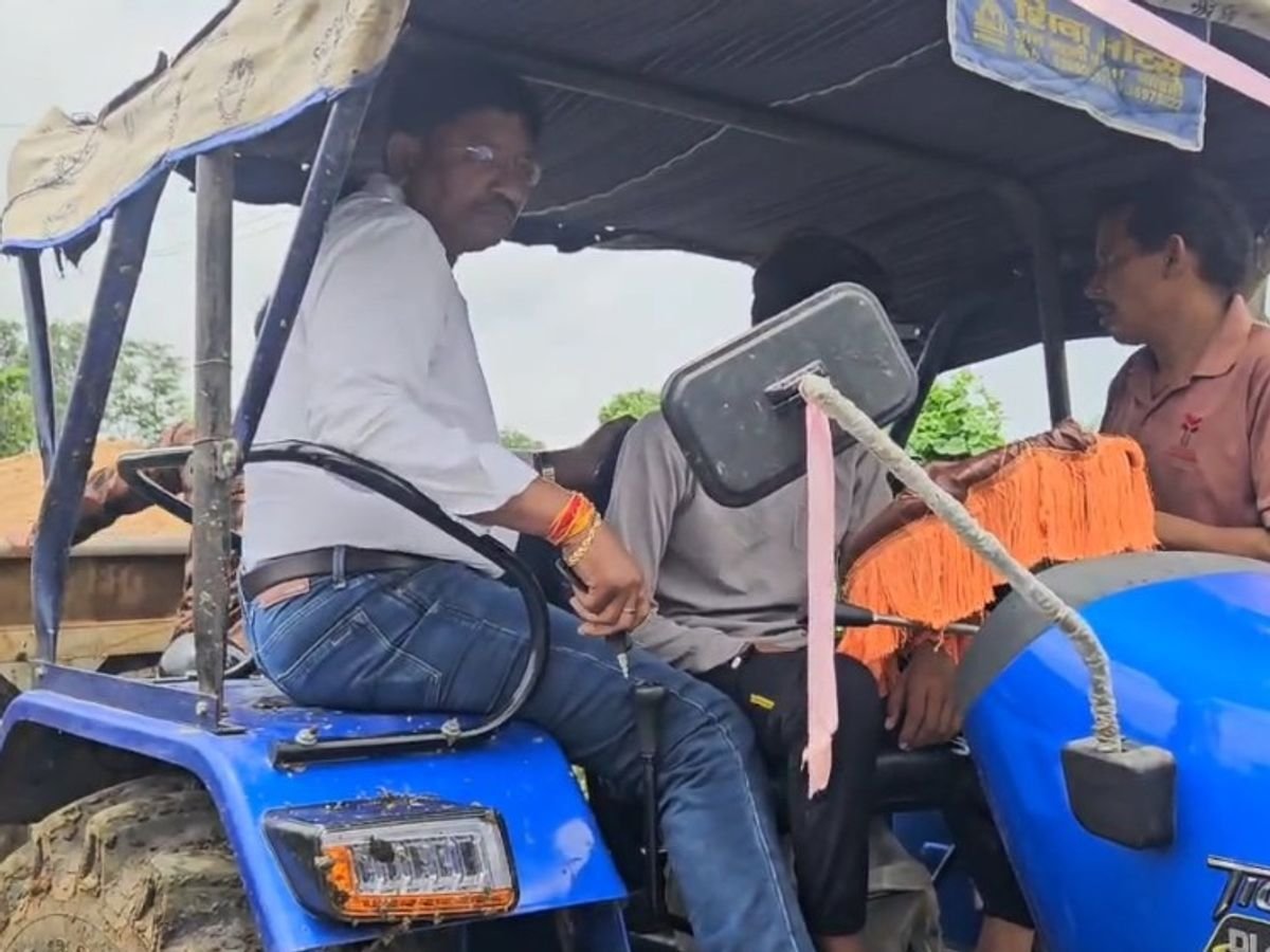 नायब तहसीलदार को ट्रैक्टर से कुचलने का प्रयासअपनी जान ऐसे बचाई जानिए नायब तहसीलदार को ट्रैक्टर से कुचलने का प्रयासअपनी जान ऐसे बचाई जानिए