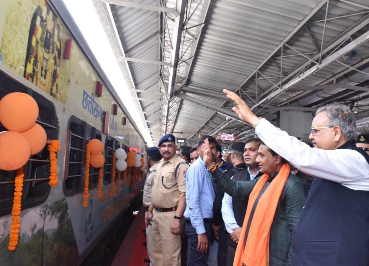 राजनांदगांव : विधानसभा अध्यक्ष ने श्री रामलला दर्शन अयोध्या धाम योजना अंतर्गत दुर्ग एवं बस्तर संभाग के 765 तीर्थ यात्रियों को हरी झंडी दिखाकर स्पेशल ट्रेन से किया रवाना