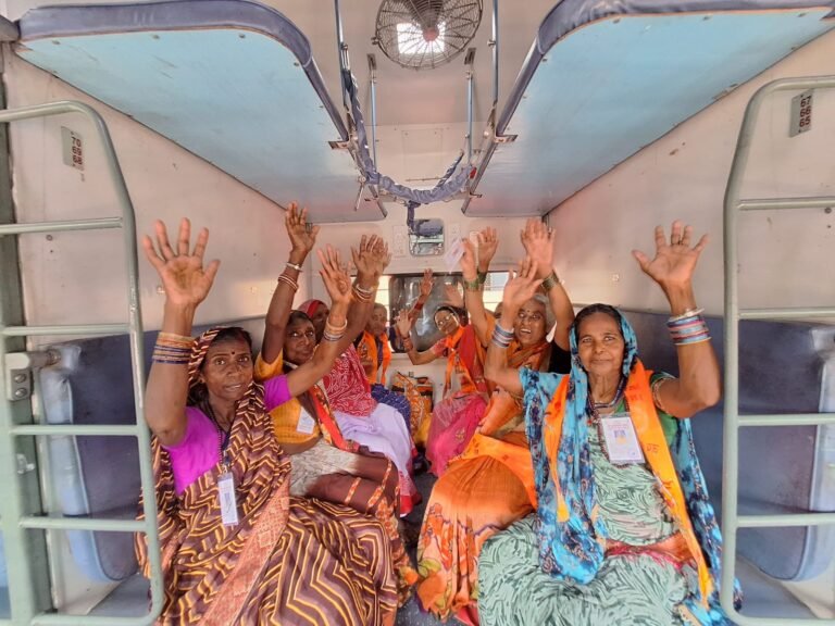 राजनांदगांव : भगवान श्री रामलला के दर्शन करने सभी घनिष्ठ मित्र सुभिया, कुमारी, गिरजा, मेहतरीन, मिना, ढेला, सुशीला अयोध्या के लिए हुई रवाना