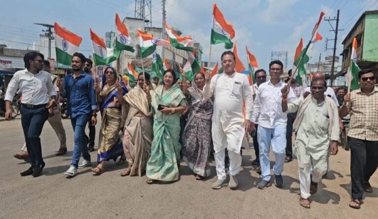 राजनांदगांव : हर घर तिरंगा, हर घर स्वच्छता : स्वतंत्रता का उत्सव, स्वच्छता के संग थीम के पर जनपद पंचायत डोंगरगांव में निकाली गई तिरंगा रैली