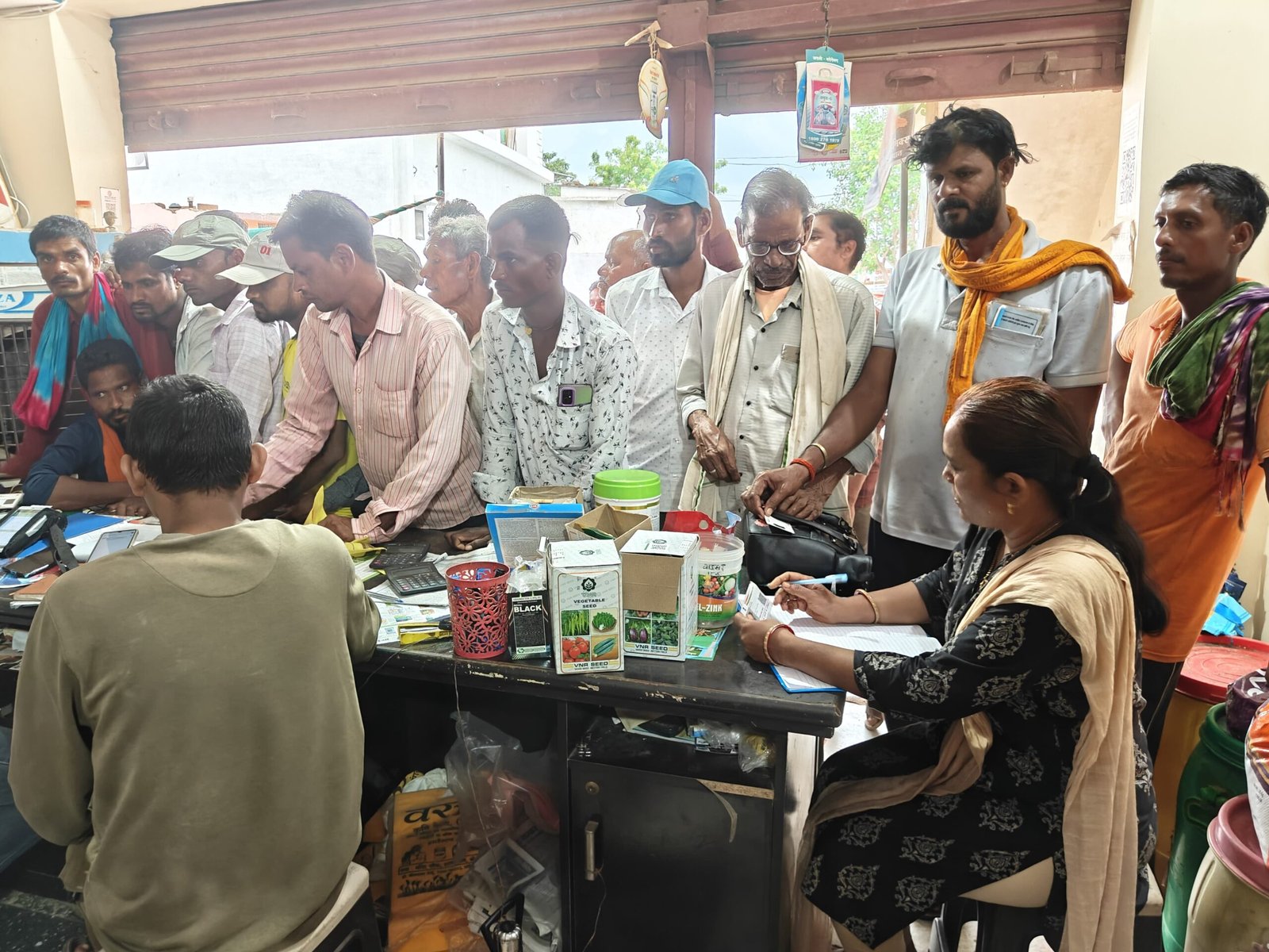 राजनांदगांव : कृषि विभाग द्वारा उर्वरक निरीक्षकों की ड्यूटी लगाकर निर्धारित दर पर कराया गया खाद का वितरण