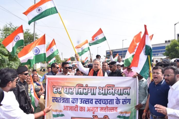 राजनांदगांव : विधानसभा अध्यक्ष डॉ. रमन सिंह ने ग्राम टेड़ेसरा में तिरंगा बाईक रैली को किया रवाना