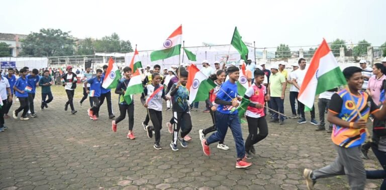 राजनांदगांव : उल्लास और खुशी के माहौल में आजादी के उत्सव को मनाने के लिए महापौर एवं कलेक्टर ने स्वतंत्रता दौड़ को हरी झंडी दिखाकर किया रवाना