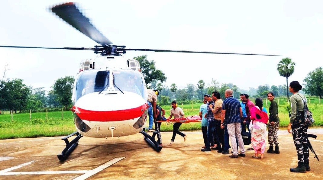 राजनांदगांव : बीमार आंगनबाड़ी कार्यकर्ता को पुलिस ने एयरलिफ्ट कर पहुंचाया अस्पताल