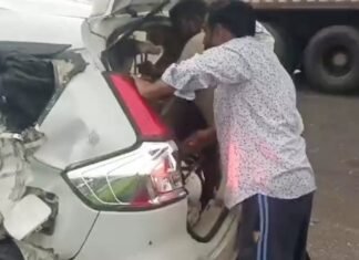 राजनांदगांव : भीषण सड़क हादसा – कार-ट्रक टक्कर में 6 युवकों की मौत, चालक गंभीर