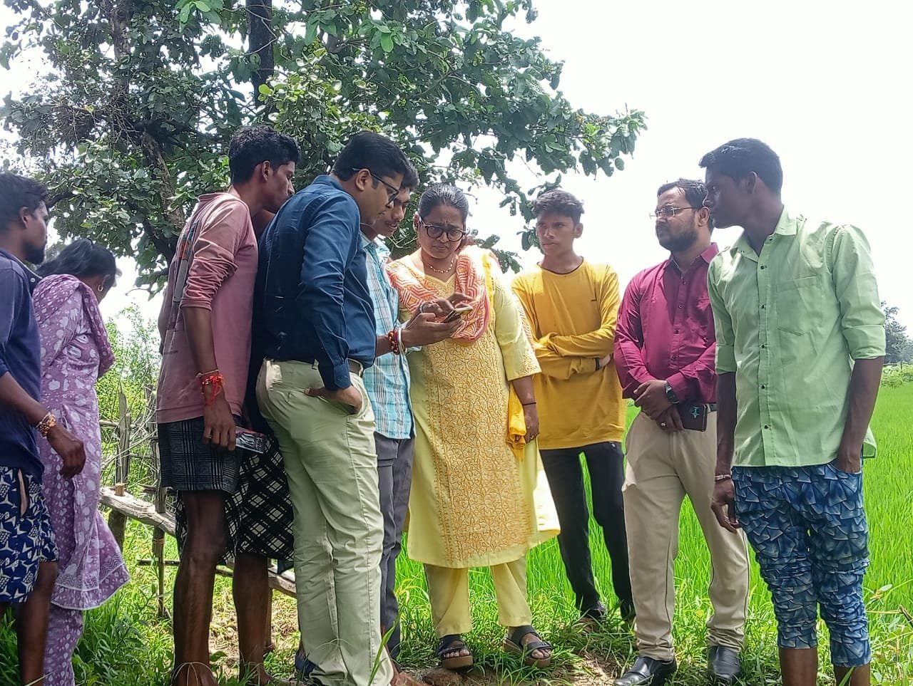 मोहला : डिजिटल क्रॉप सर्वे का निरीक्षण करने खेतों में पहुंची कलेक्टर प्रजापति