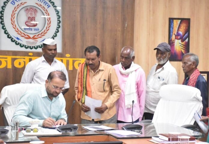 राजनांदगांव : कलेक्टर ने जनदर्शन में पहुंचे जनसामान्य की सुनी शिकायत एवं समस्याएं राजनांदगांव : कलेक्टर ने जनदर्शन में पहुंचे जनसामान्य की सुनी शिकायत एवं समस्याएं