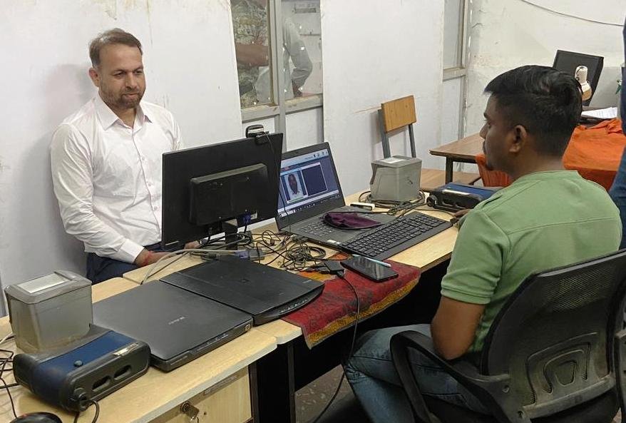 राजनांदगांव : कलेक्टर ने आधार सेवा केन्द्र पहुंचकर कराया अपना आधार अपडेट