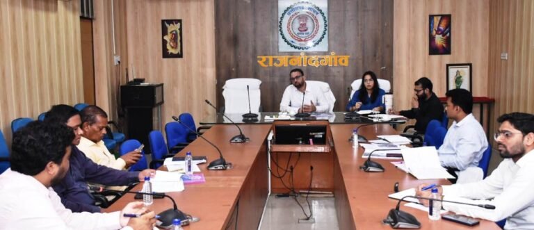 राजनांदगांव : कलेक्टर ने शिक्षा, महिला एवं बाल विकास विभाग तथा अनुसूचित जाति एवं जनजाति विकास विभाग के अधिकारियों की बैठक लेकर कार्यों की समीक्षा की