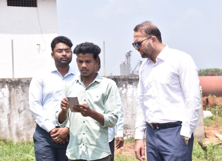 राजनांदगांव : कलेक्टर ने ग्राम महराजपुर के खेत पहुंचकर डिजिटल क्रॉप सर्वे का किया औचक निरीक्षण