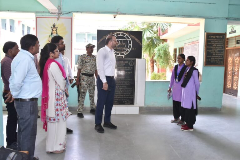 राजनांदगांव : कलेक्टर ने शासकीय महाविद्यालय छुरिया का किया औचक निरीक्षक