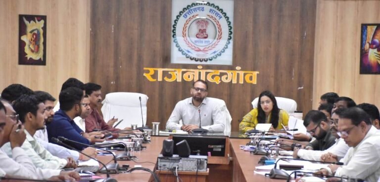 राजनांदगांव : जनकल्याणकारी विकास कार्यों में स्वयं अभिरूचि लेते हुए गंभीरतापूर्वक कार्य करें : कलेक्टर