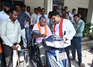 CG : उप मुख्यमंत्री विजय शर्मा ने दिव्यांग युवक को दिया आगे बढ़ने का सहारा, अमर मरकाम को तत्काल मिली स्कूटी