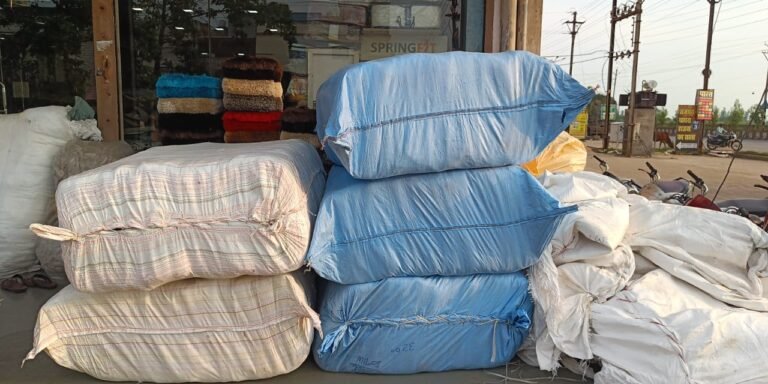 राजनांदगांव : कलेक्टर की पहल पर भारतीय रेडक्रास सोसायटी द्वारा बस्तर जिले में बाढ़ पीडि़तों की सहायता के लिए 500 नग मच्छरदानी भेजी गई