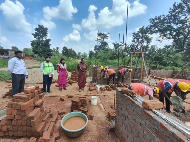 मोहला : कलेक्टर प्रजापति ने पीएम आवास निर्माण एवं राजमिस्त्री प्रशिक्षण का किया निरीक्षण