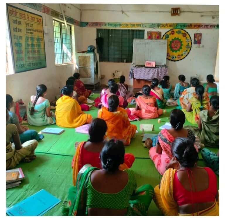 मोहला : प्रधानमंत्री आवास योजना (ग्रामीण) अंतर्गत दीदी के गोठ रेडियो कार्यक्रम का आयोजन