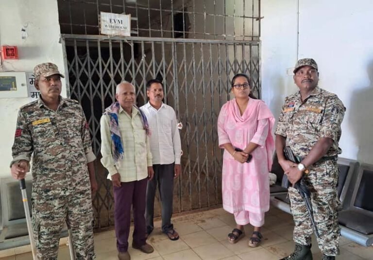 मोहला : कलेक्टर प्रजापति ने की वेयरहाउस का निरीक्षण, राजनैतिक दल के प्रतिनिधि रहें मौजूद