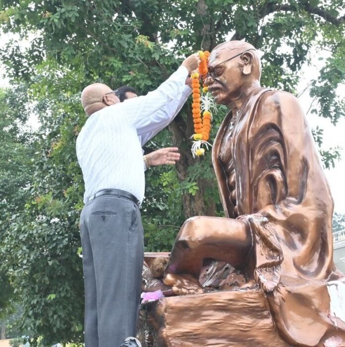 गरियाबंद : कलेक्टर ने महात्मा गांधी की प्रतिमा पर किया माल्यार्पण