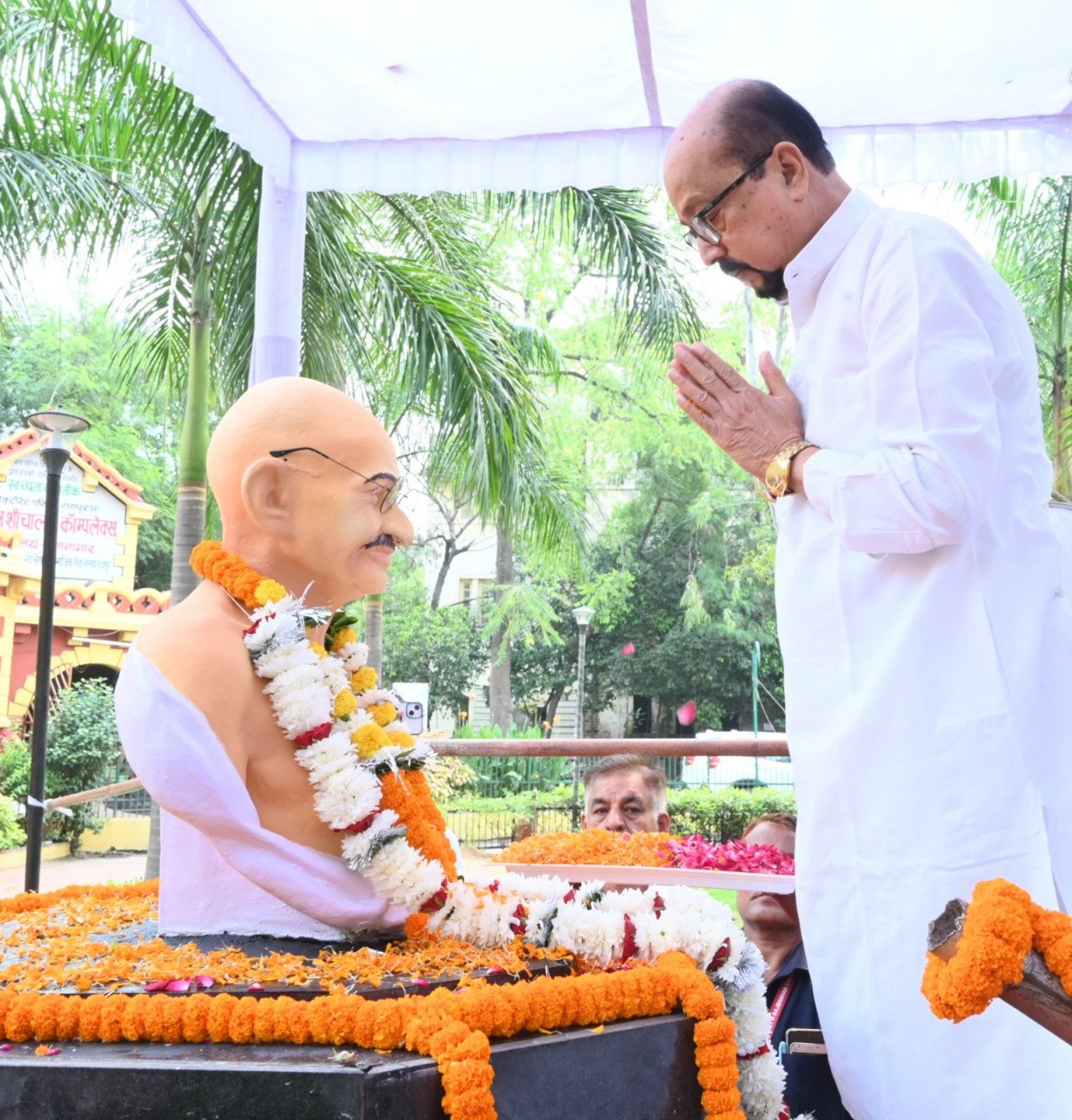 रायपुर : राज्यपाल ने महात्मा गांधी और लाल बहादुर शास्त्री को पुष्पांजलि अर्पित की