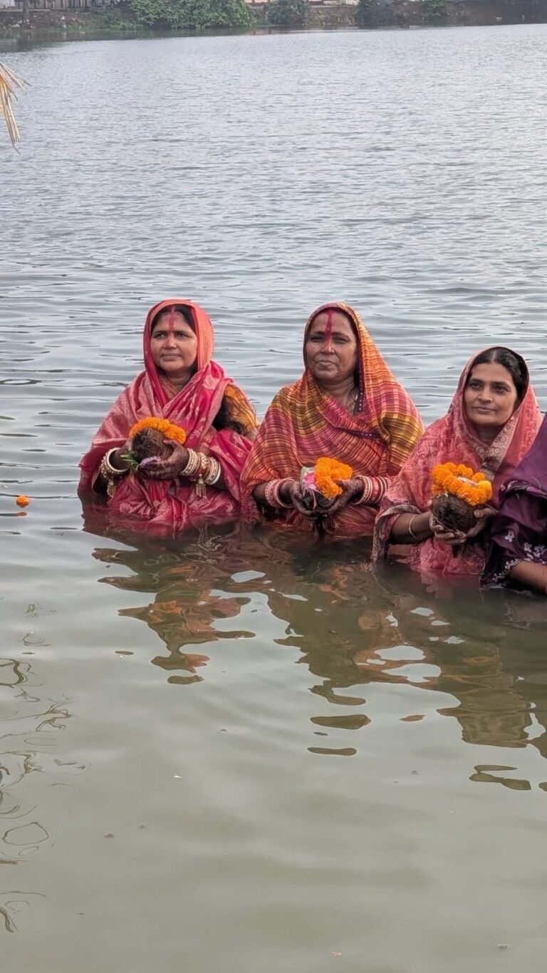 राजनांदगांव : मोती तालाब में श्रद्धा और आस्था का संगम, उगते सूर्य को अर्घ्य अर्पित कर सम्पन्न हुआ छठ महापर्व