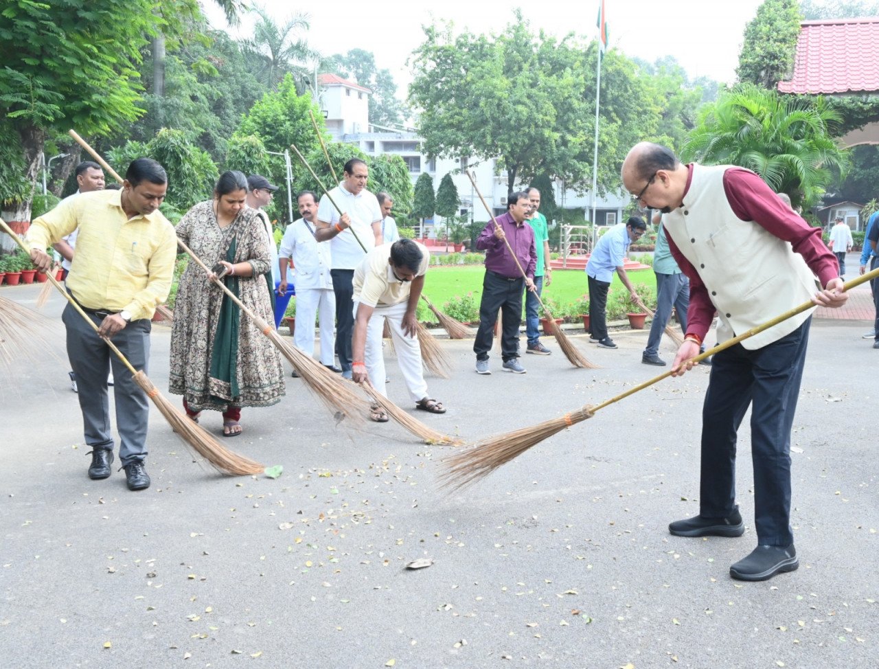 रायपुर : राज्यपाल ने गांधी जयंती पर की साफ-सफाई