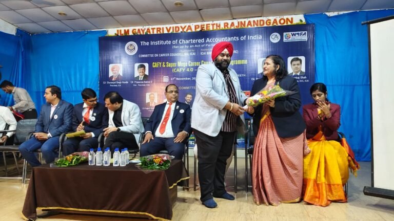 राजनांदगांव : गायत्री विद्यापीठ में आज सीए संतोष जैन व उनकी टीम ने कक्षा 9–12 के विद्यार्थियों हेतु वाणिज्य क्षेत्र के अवसरों और करियर कौशलों पर प्रेरणादायक मार्गदर्शन सत्र आयोजित किया।