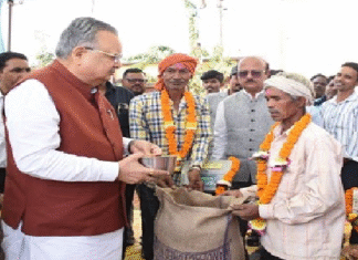 राजनांदगांव : किसानों से खेती-किसानी के संबंध में चर्चा कर धान विक्रय के लिए दी शुभकामनाएं…