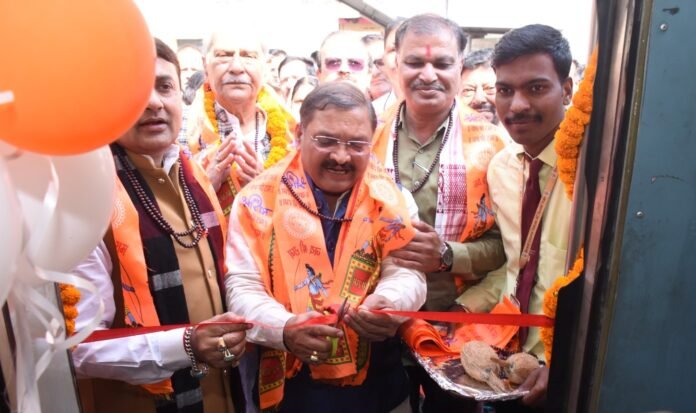 राजनांदगांव : सांसद संतोष पाण्डेय ने रामलला दर्शन अयोध्या धाम योजना अंतर्गत दुर्ग एवं बस्तर संभाग के 665 तीर्थ यात्रियों की स्पेशल ट्रेन को हरी झंडी दिखाकर किया रवाना