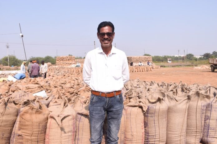 राजनांदगांव : किसान जानीवाकर के चेहरे पर धान बिक्री से आई मुस्कान राजनांदगांव : किसान जानीवाकर के चेहरे पर धान बिक्री से आई मुस्कान