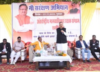 राजनांदगांव : विधानसभा अध्यक्ष डॉ. रमन सिंह ने गौ संरक्षण के लिए मवेशियों के गले एवं सींग में लगाई रेडियम पट्टी राजनांदगांव : विधानसभा अध्यक्ष डॉ. रमन सिंह ने गौ संरक्षण के लिए मवेशियों के गले एवं सींग में लगाई रेडियम पट्टी