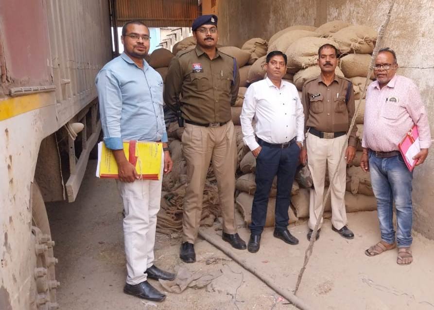 राजनांदगांव : आज कुल 18 प्रकरणों में 48 लाख 69 हजार 46 रूपए मूल्य के 1570.66 क्विंटल (3927 बोरा) अवैध धान जप्त