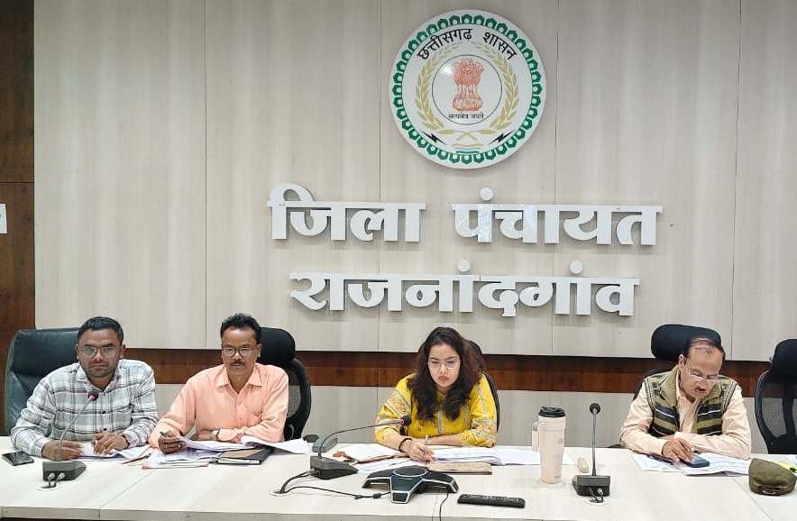 राजनांदगांव : सीईओ जिला पंचायत ने पंचायत एवं ग्रामीण विकास विभाग के सभी महत्वपूर्ण योजनाओं एवं कार्यक्रमों की विस्तृत समीक्षा की
