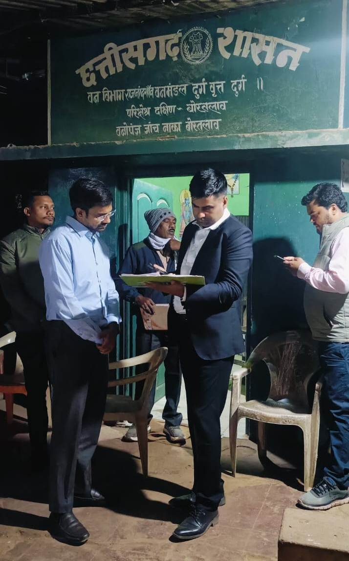राजनांदगांव : कलेक्टर ने आधी रात को अवैध धान परिवहन की रोकथाम के लिए बोरतलाव चेकपोस्ट का किया औचक निरीक्षण