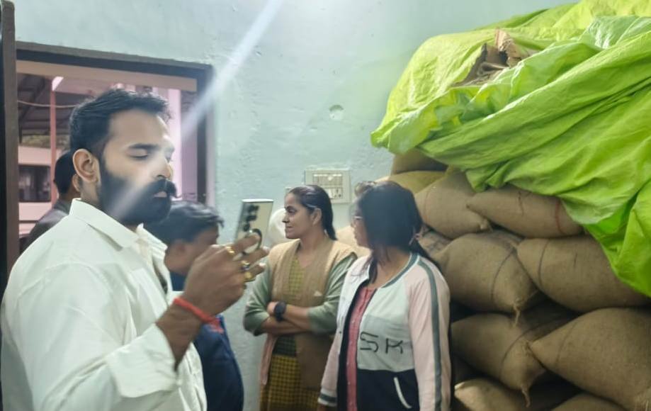  राजनांदगांव : आज कुल 10 प्रकरणों में 12 लाख 48 हजार 680 रूपए मूल्य के 402.80 क्विंटल (1007 बोरा) अवैध धान जप्त