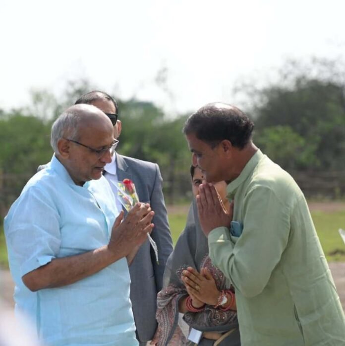 राजनांदगांव : उपराष्ट्रपति सीपी राधाकृष्णन का पीटीएस ग्राउंड स्थित हेलीपैड पहुंचने पर हुआ भावमय स्वागत राजनांदगांव : उपराष्ट्रपति सीपी राधाकृष्णन का पीटीएस ग्राउंड स्थित हेलीपैड पहुंचने पर हुआ भावमय स्वागत