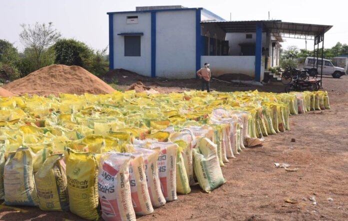 राजनांदगांव : जिले में धान खरीदी की तैयारी जोरों पर, जिले में 96 उपार्जन केन्द्रों में की जाएगी धान खरीदी राजनांदगांव : जिले में धान खरीदी की तैयारी जोरों पर, जिले में 96 उपार्जन केन्द्रों में की जाएगी धान खरीदी