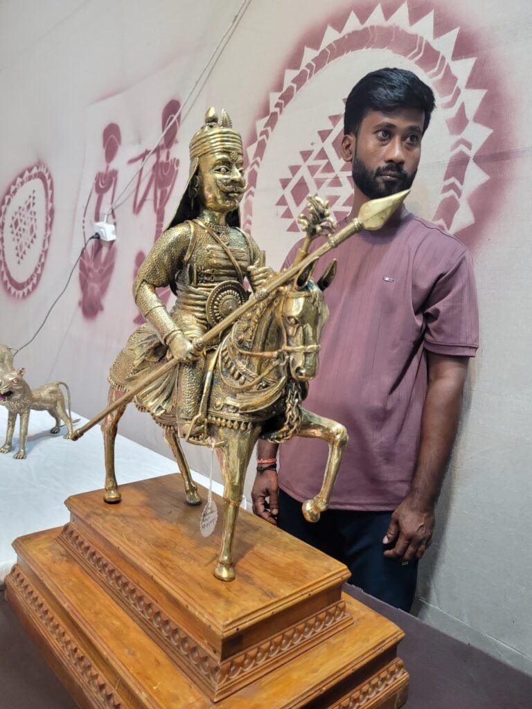 रायपुर : राज्योत्सव शिल्पग्राम में लोगों को आकर्षित कर रहा है छत्तीसगढ़ की पारंपरिक ढोकरा शिल्प