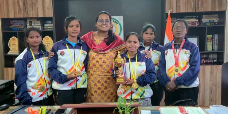 मोहला : कलेक्टर ने राज्य स्तरीय खेलो छत्तीसगढ़ यूथ कराटे 2025 प्रतियोगिता में शामिल प्रतिभागियों का किया सम्मान