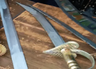 CG : शिवनाथ नदी के किनारे गुरुद्वारा के पास एक व्यक्ति तलवार को रखकर अवैध रूप से बिक्री कर रहा आरोपी को पुलिस ने किया गिरफ्तार …