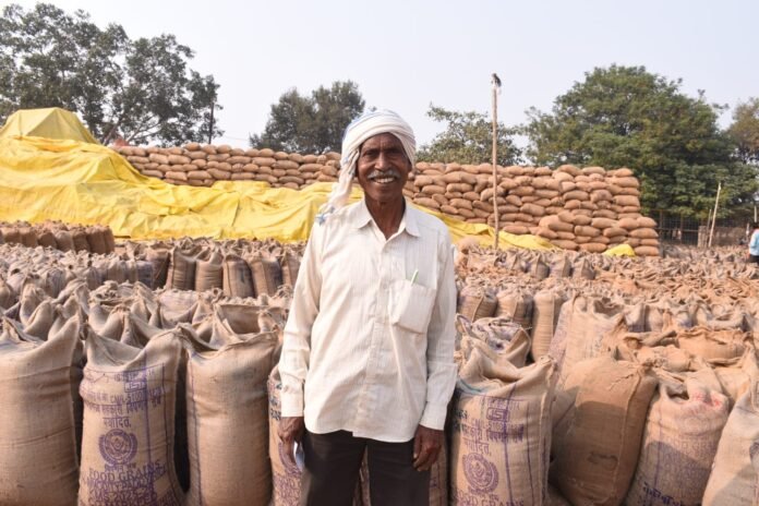 राजनांदगांव : किसान बिश्राम दास ने मेहनत का उचित दाम मिलने पर जाहिर की प्रसन्नता राजनांदगांव : किसान बिश्राम दास ने मेहनत का उचित दाम मिलने पर जाहिर की प्रसन्नता