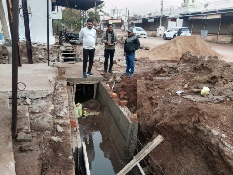 राजनांदगांव : नवागांव में साफ सफाई एवं निर्माण कार्य का आयुक्त ने लिया जायजा