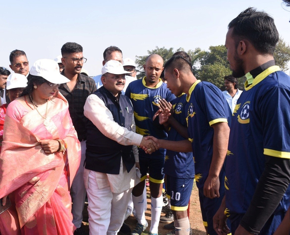 स्वस्थ रहने के लिए खेल आवश्यक - सांसद संतोष पाण्डेय