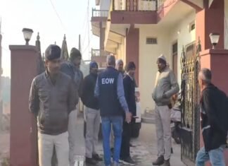 EOW ने शिक्षक के घर पर मारा छापा, 6 टीमों ने दबिश दी, दस्तावेजों की जांच हो रही